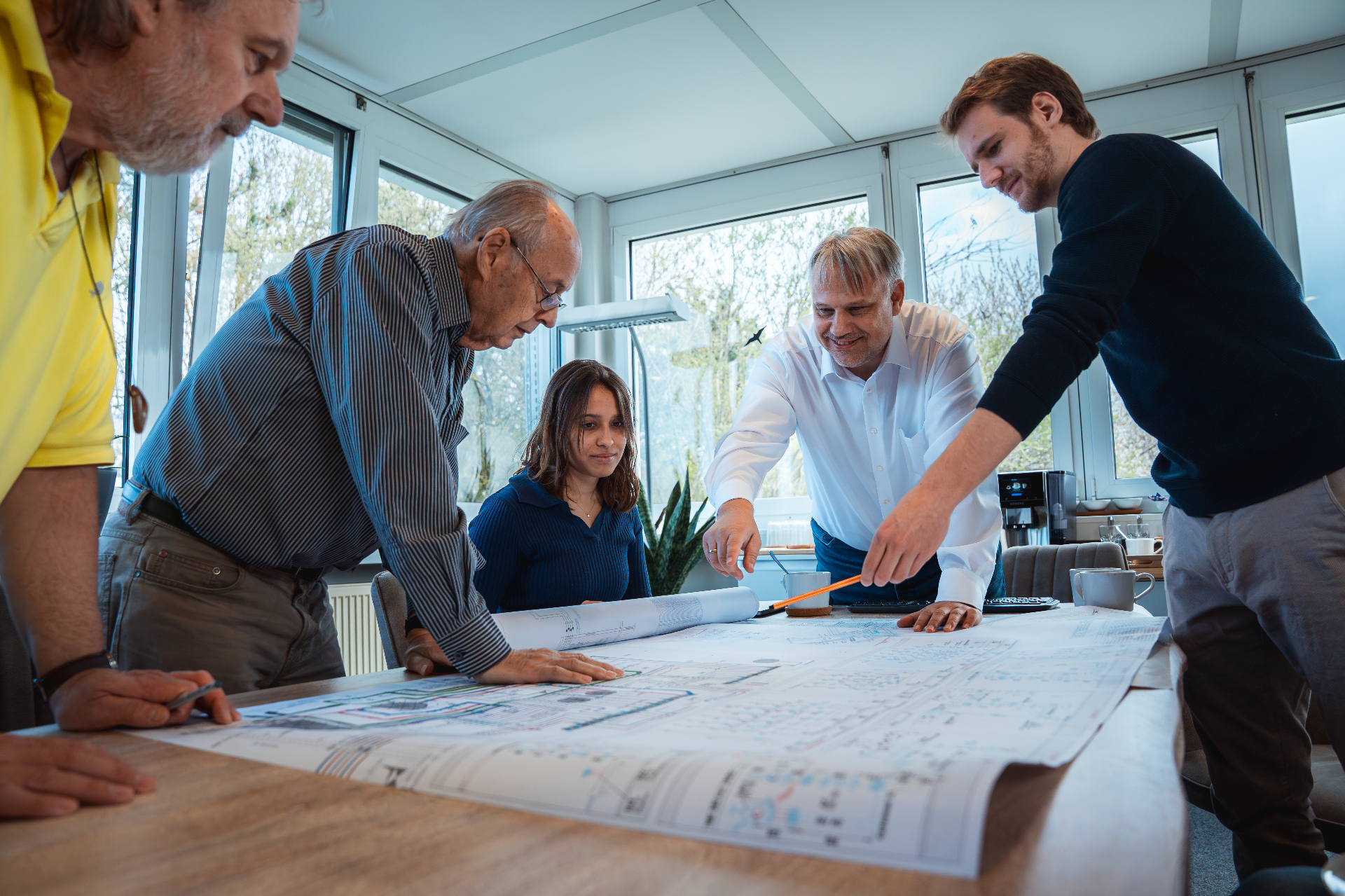 Team des D+K Ingenieurbüros bei der gemeinsamen Planbesprechung