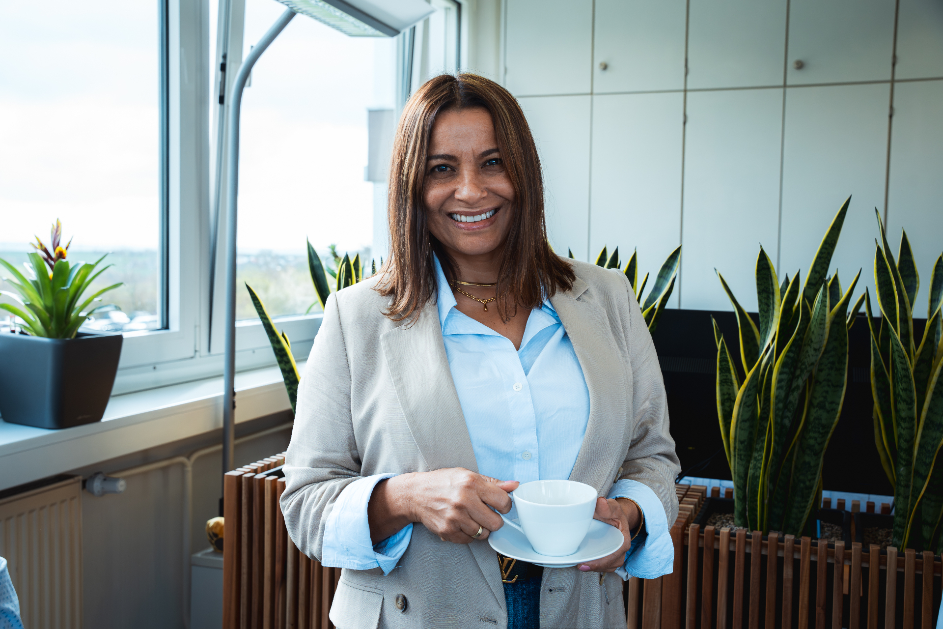 Mitarbeiterin des D+K Ingenieurbüros bei einer Kaffeepause im Büro