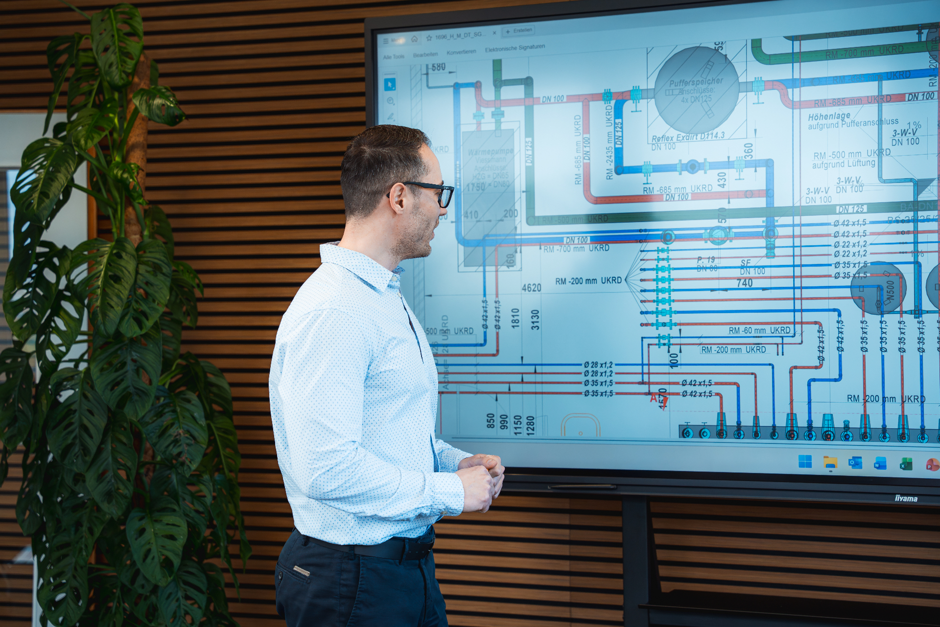 CAD-Schema einer technischen Gebäudeplanung am Monitor