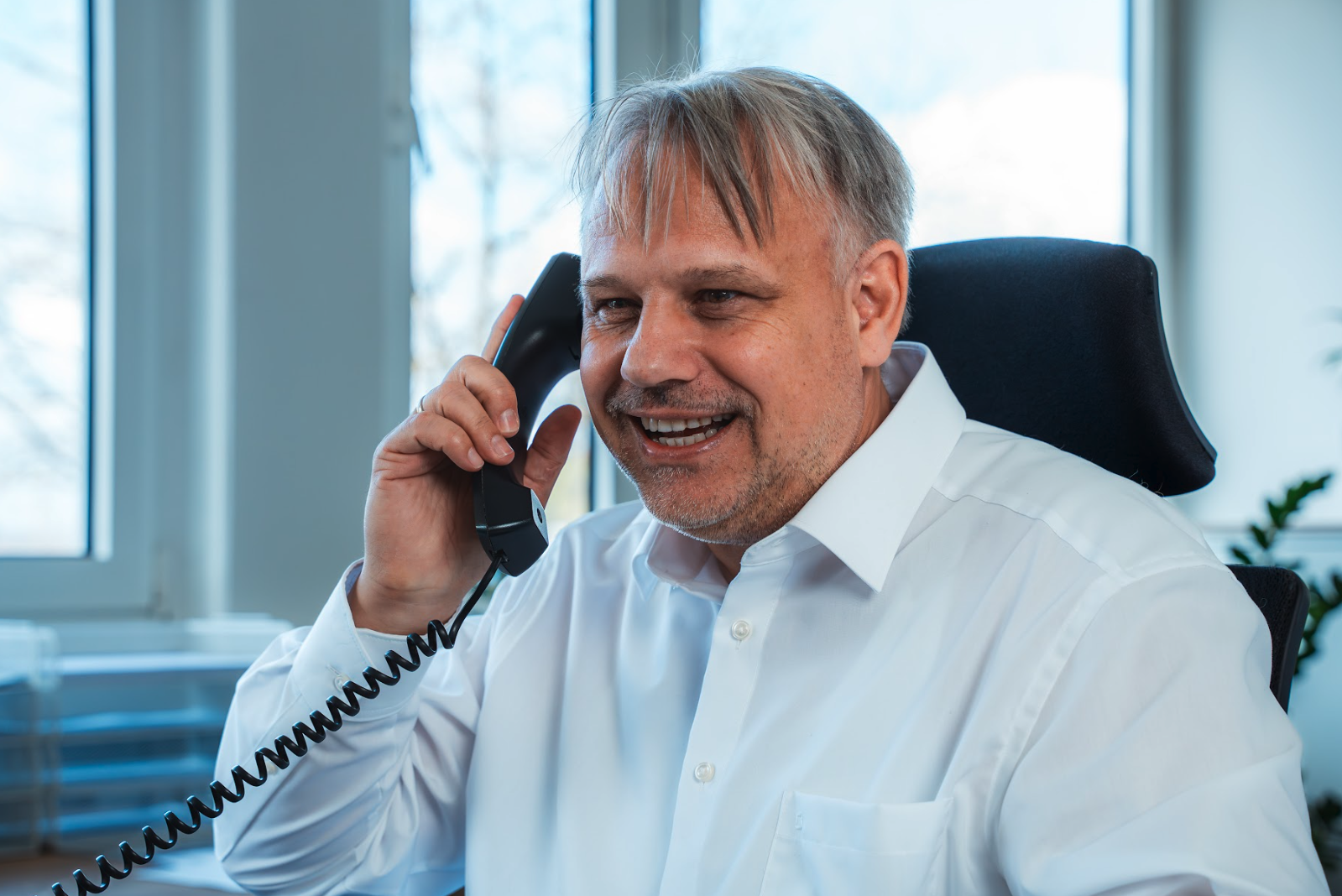 Zwei Ingenieure besprechen Baupläne im Büro